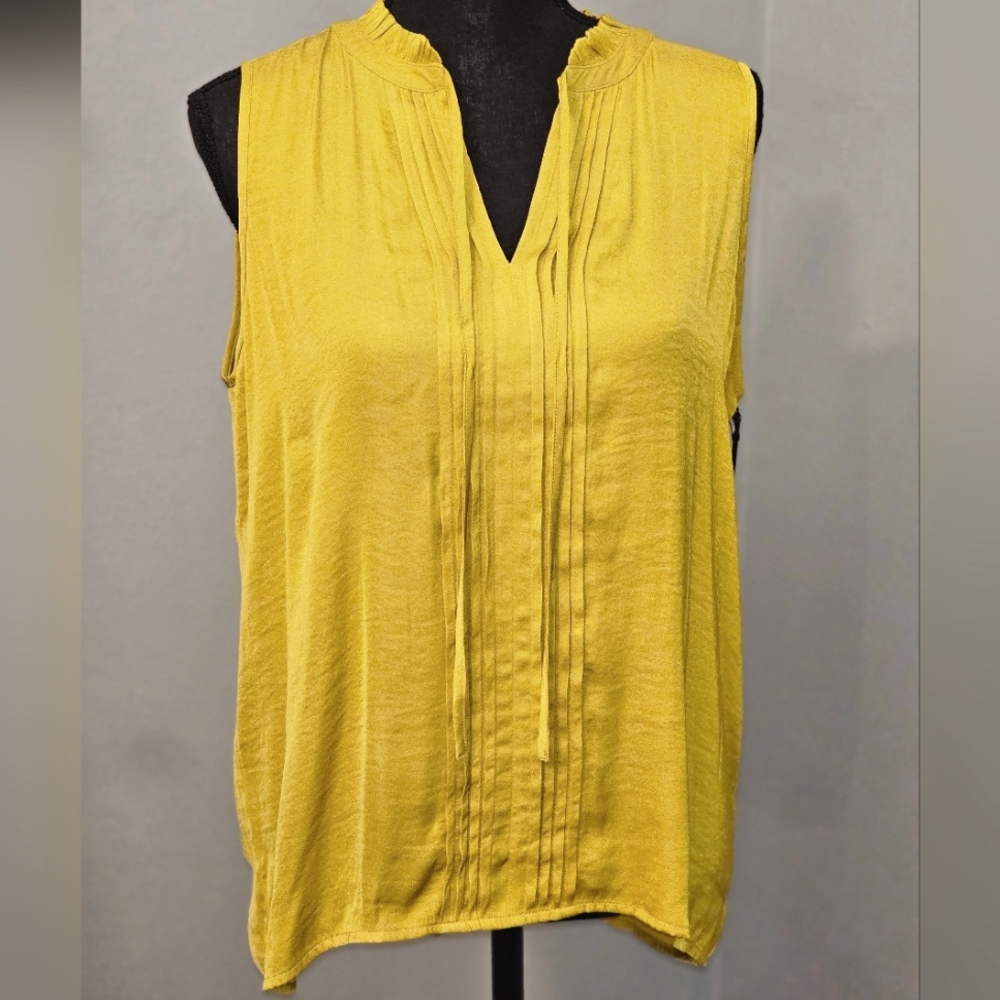 💥NWT Simply Vera Wang ~ Pintuck Sleeveless Top ~ Lime Frost ~ Medium